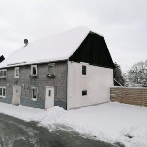 Winterzicht op haus Bornstein bedekt met sneeuw