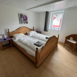 violettes Schlafzimmer mit einem Stuhl