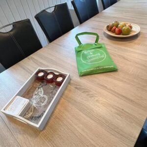 de eettafel met een cadeau met fruit