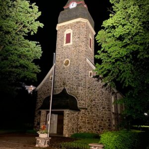 Olsberger Kirche bei Nacht, von der Straße aus fotografiert